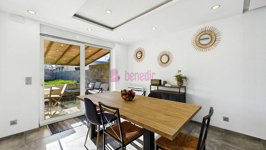 55885539c - Attribut alt par défaut.