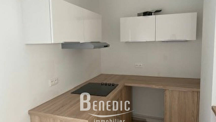 42180753b - Attribut alt par défaut.