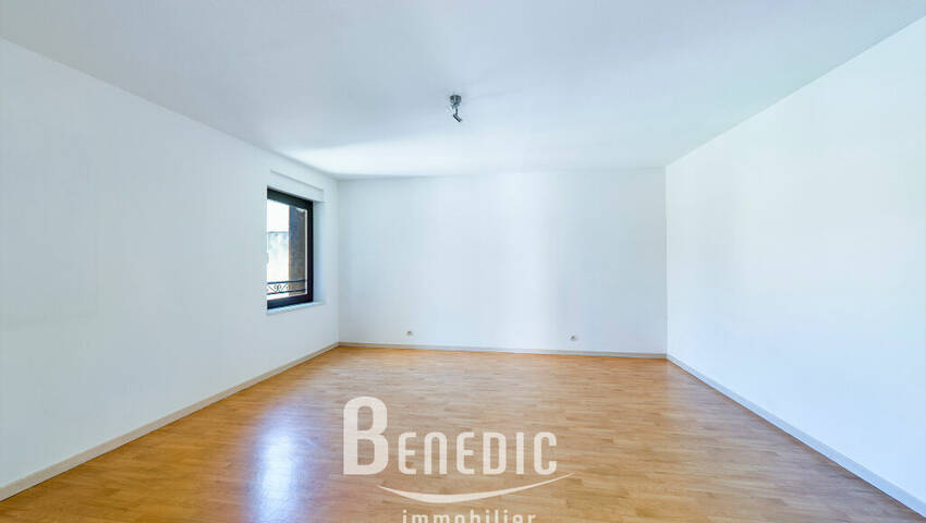 44594143c - Attribut alt par défaut.