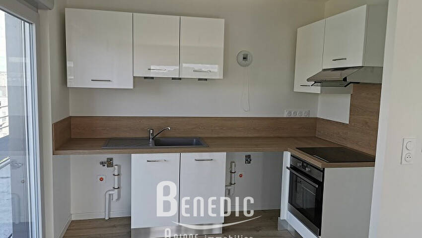 45589354b - Attribut alt par défaut.