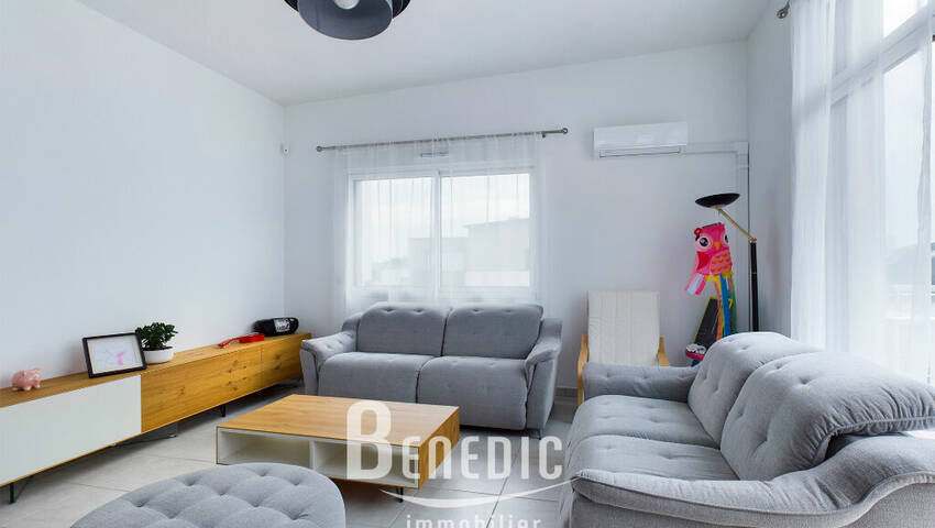 46826953b - Attribut alt par défaut.