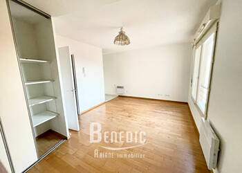 23067609b - Attribut alt par défaut.