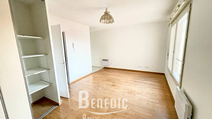 23067609b - Attribut alt par défaut.