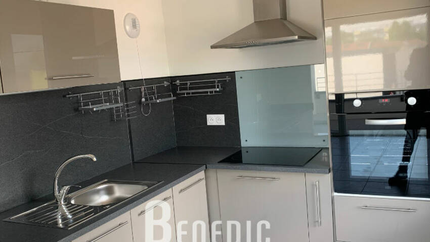 49389400b - Attribut alt par défaut.