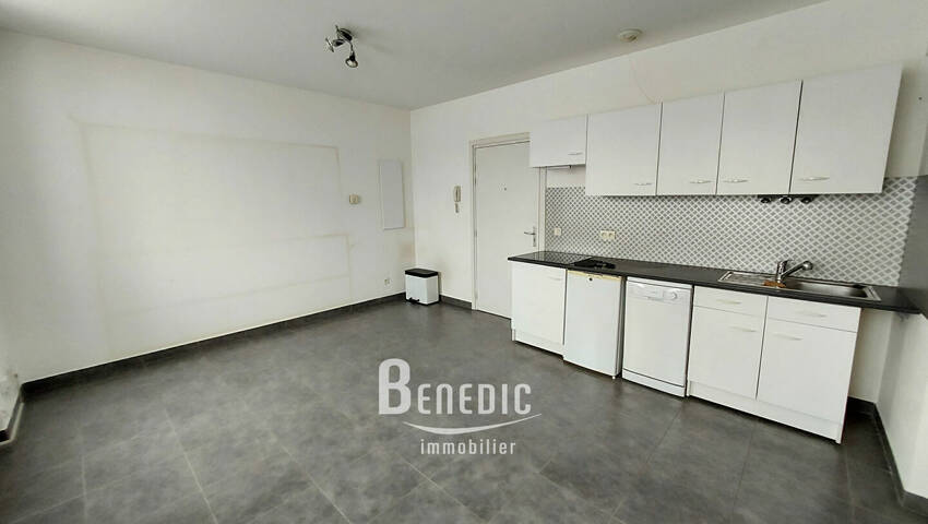 49657779b - Attribut alt par défaut.