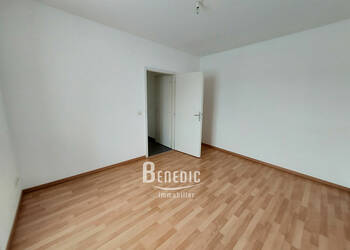 49657779c - Attribut alt par défaut.