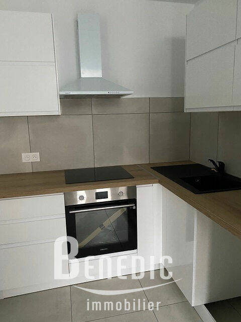 51661218b - Attribut alt par défaut.