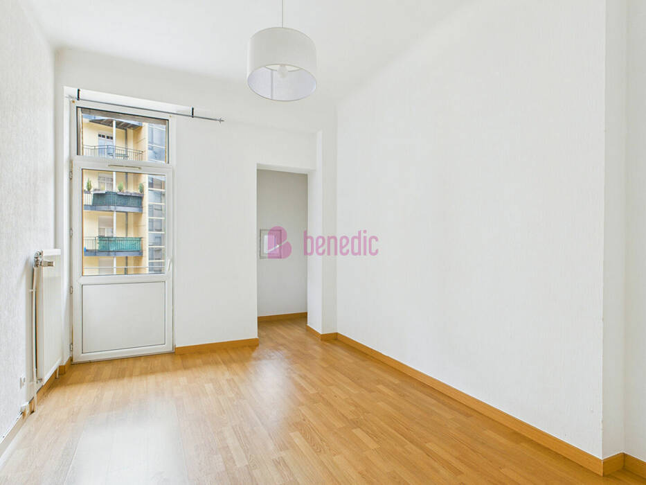 4254844g - Attribut alt par défaut.