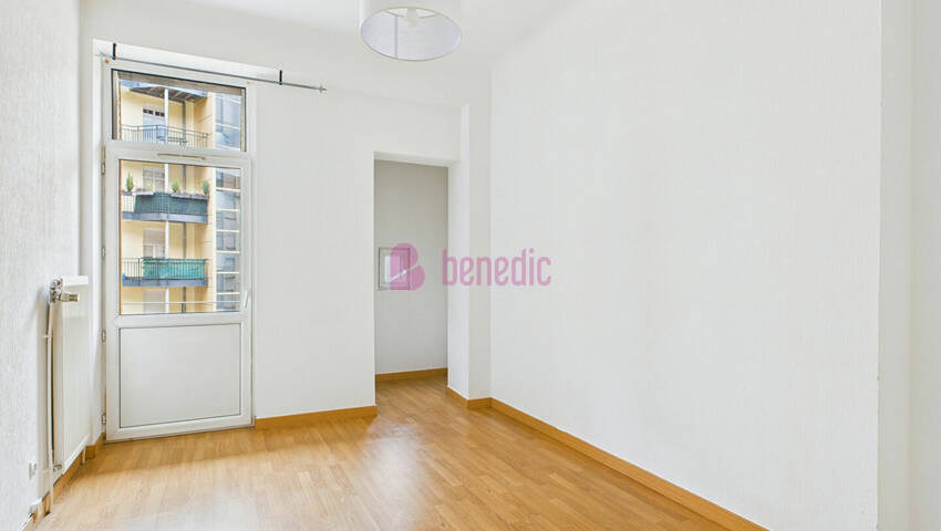 4254844g - Attribut alt par défaut.