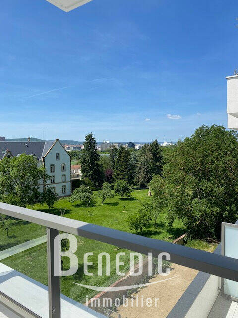 53048562b - Attribut alt par défaut.