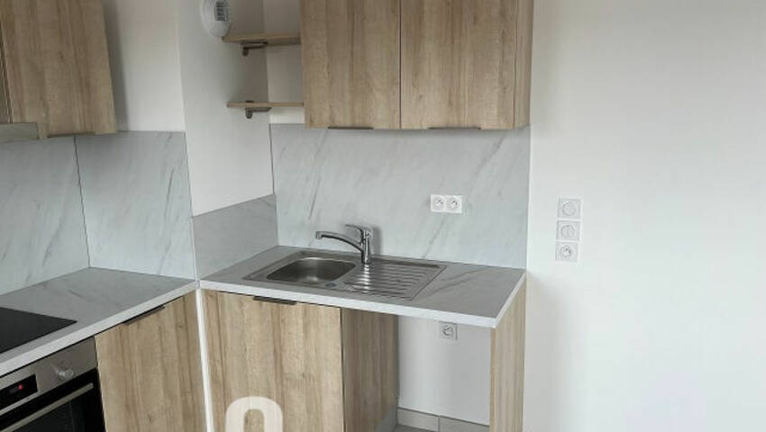 53297034c - Attribut alt par défaut.