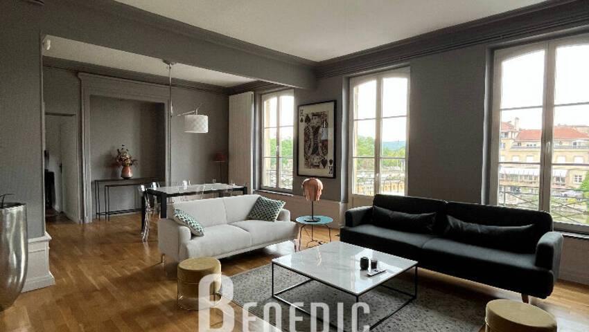 53398873c - Attribut alt par défaut.