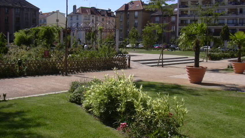 4254781b - Attribut alt par défaut.