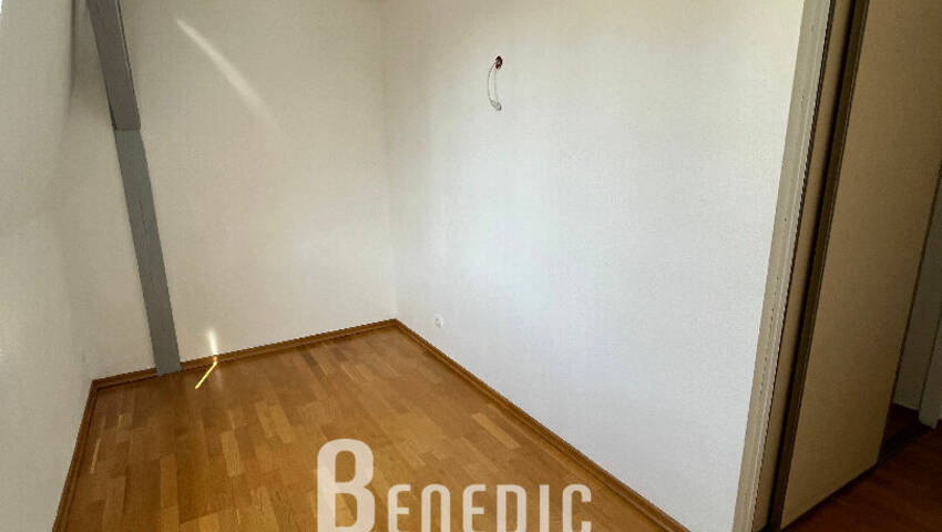 4254108d - Attribut alt par défaut.