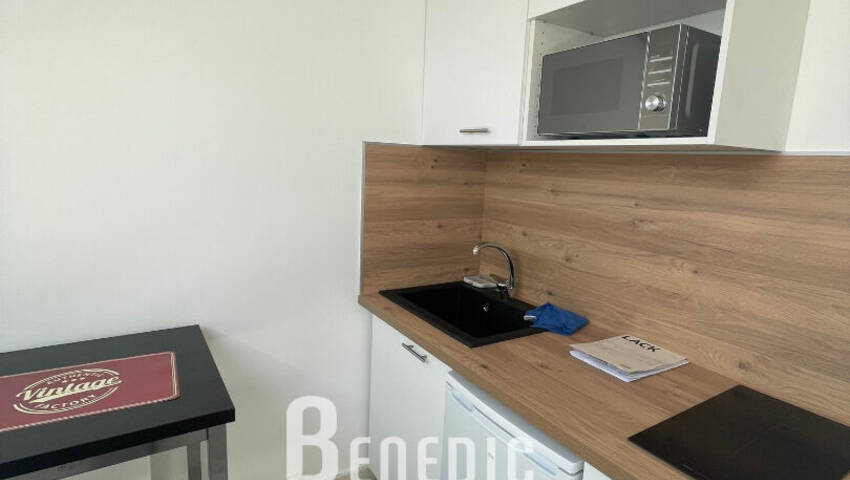 4247163b - Attribut alt par défaut.