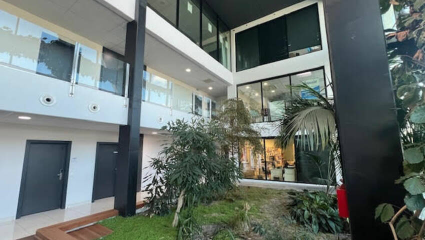 55695339c - Attribut alt par défaut.