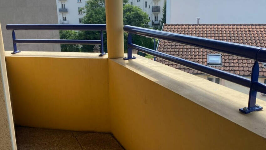 56023675c - Attribut alt par défaut.