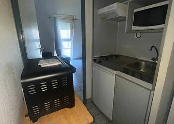 56108279b - Attribut alt par défaut.