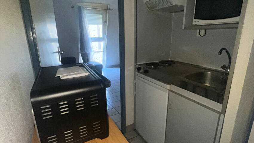 56108279b - Attribut alt par défaut.