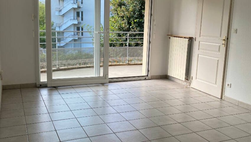 56358445b - Attribut alt par défaut.