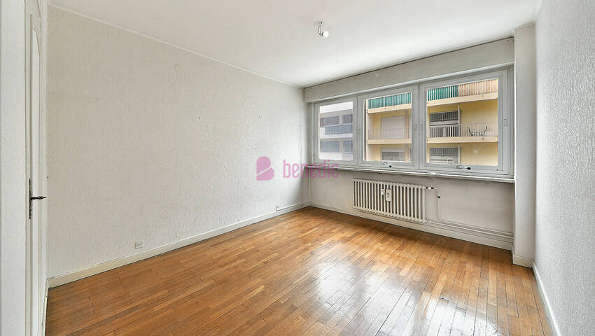 57192871l - Attribut alt par défaut.