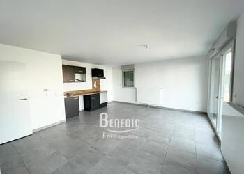 53281429b - Attribut alt par défaut.