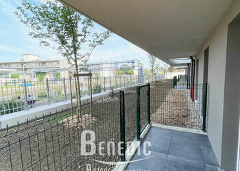 53281429c - Attribut alt par défaut.