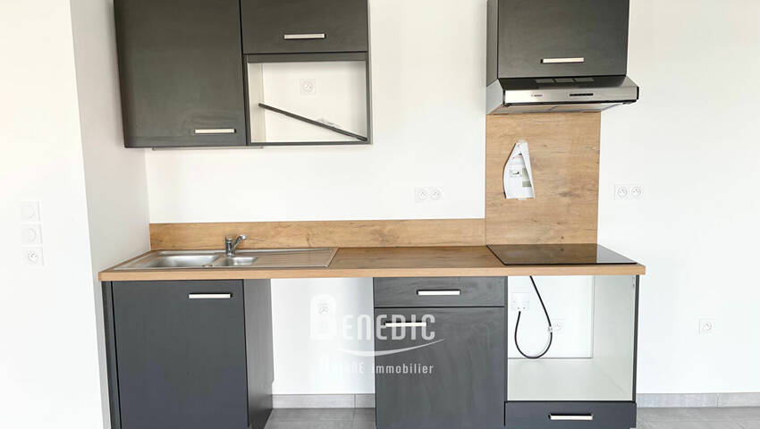 53281429d - Attribut alt par défaut.