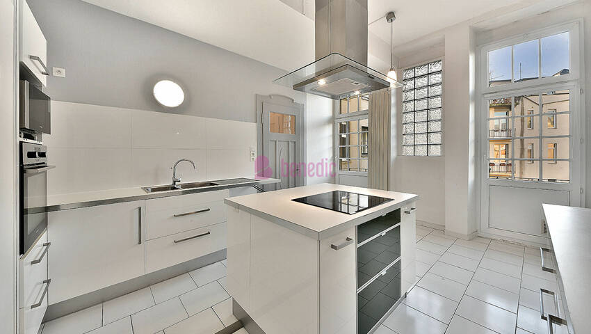 55694210g - Attribut alt par défaut.