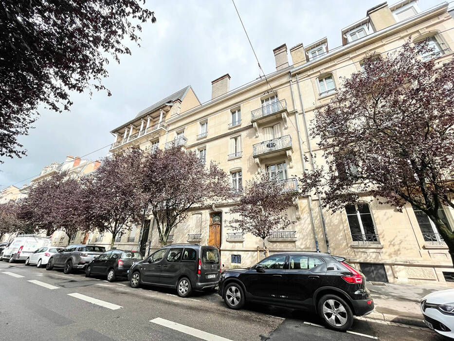 53564168b - Attribut alt par défaut.