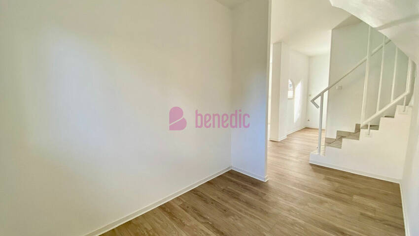 57768218b - Attribut alt par défaut.