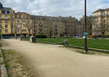 58214388b - Attribut alt par défaut.