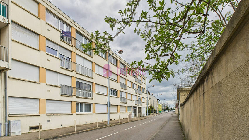 58213455b - Attribut alt par défaut.