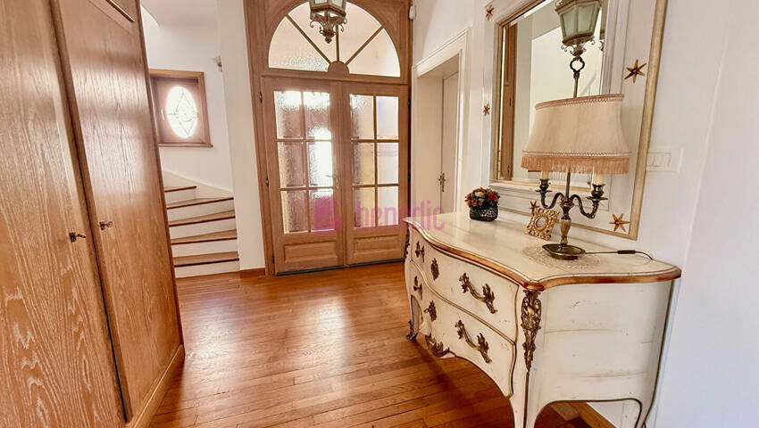 58165268b - Attribut alt par défaut.