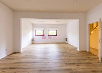 58253326b - Attribut alt par défaut.