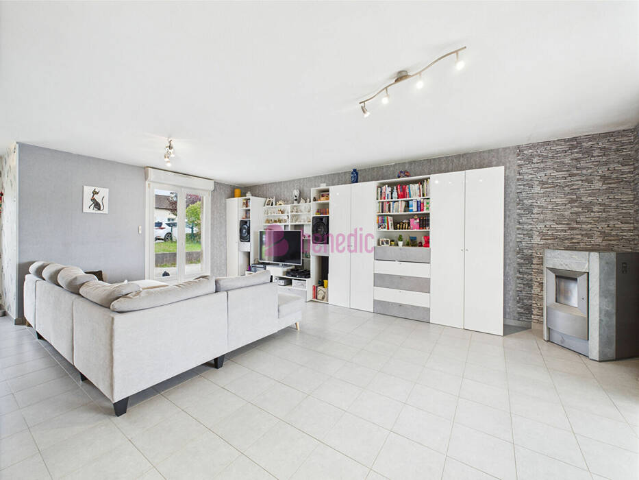 49761945b - Attribut alt par défaut.