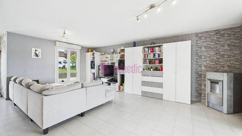 49761945b - Attribut alt par défaut.