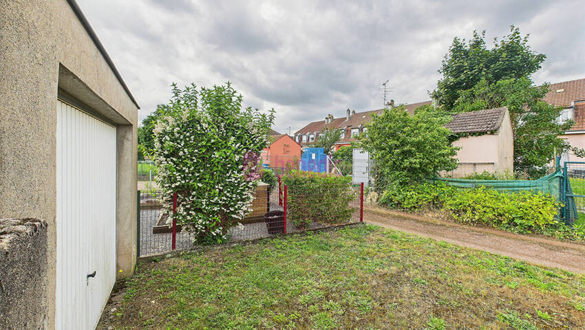 56228417b - Attribut alt par défaut.