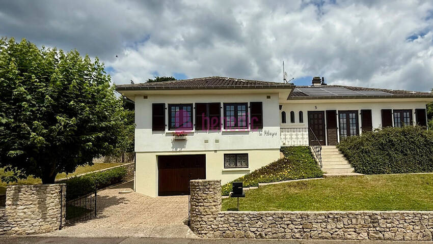 52961158b - Attribut alt par défaut.