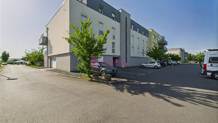 58763825b - Attribut alt par défaut.