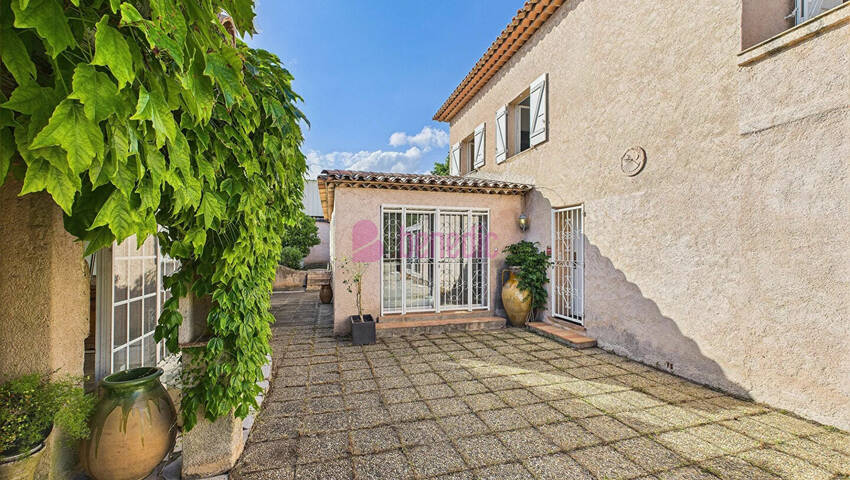 58823459c - Attribut alt par défaut.