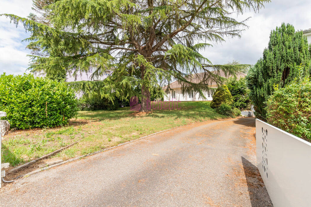 57692131b - Attribut alt par défaut.