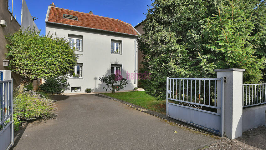 53234806b - Attribut alt par défaut.