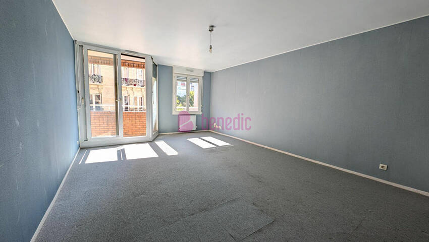 59240077b - Attribut alt par défaut.