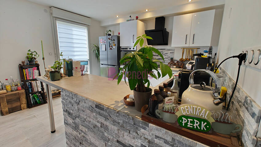 58444145b - Attribut alt par défaut.