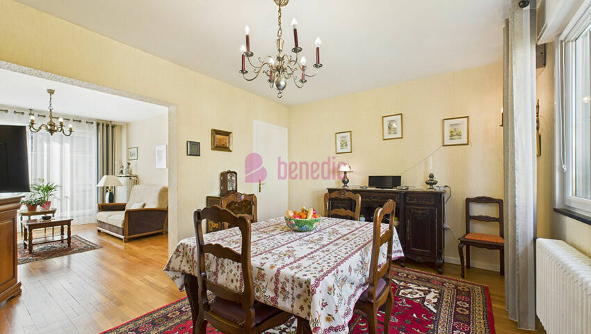 59374115b - Attribut alt par défaut.