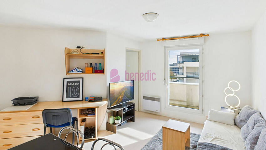 59440304b - Attribut alt par défaut.