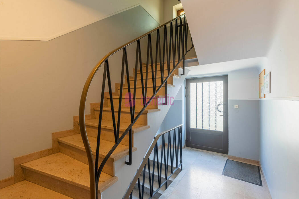 59414148b - Attribut alt par défaut.