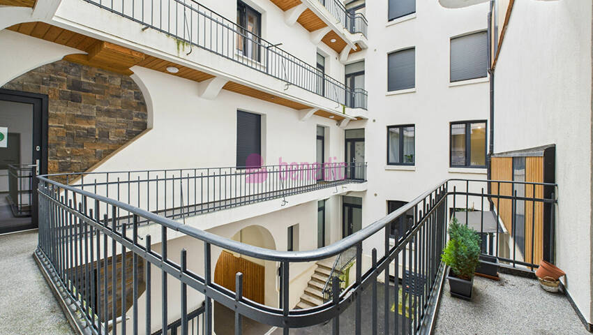 56255153m - Attribut alt par défaut.