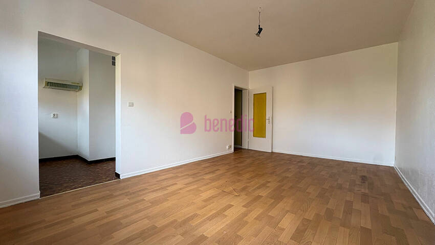 59504437b - Attribut alt par défaut.